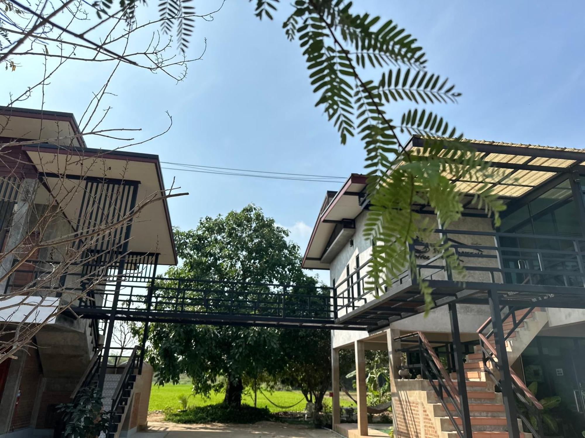 Ban Suweena Uthai Thani Bagian luar foto