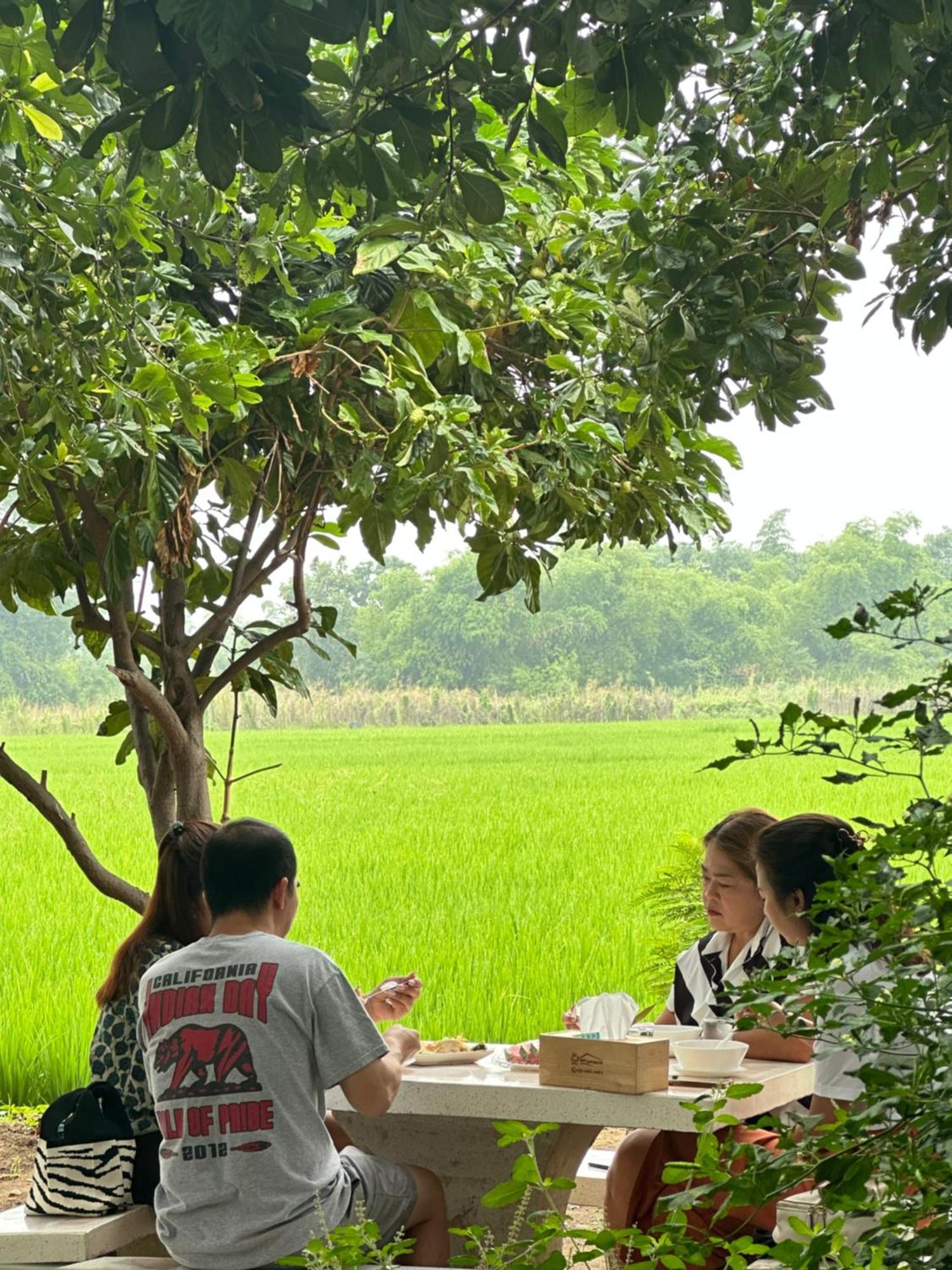 Ban Suweena Uthai Thani Bagian luar foto